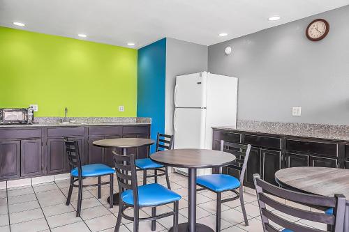 SureStay Hotel by Best Western Oklahoma City West - image 2