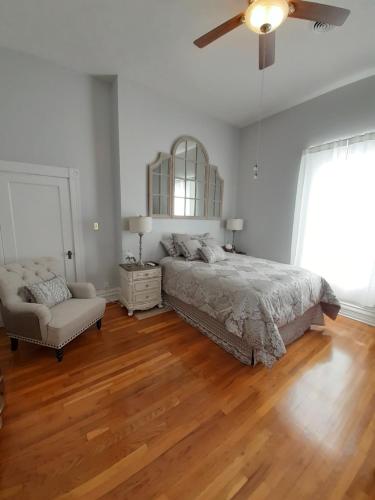 Queens Chamber w King Heavenly Bed at Nottingham Place in Wise