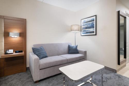 Holiday Inn Express & Suites Boston - Cambridge, an IHG Hotel