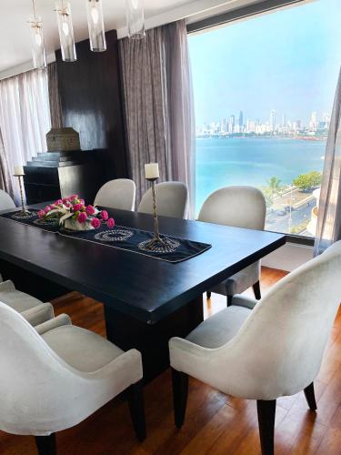 Létesítmények, InterContinental Marine Drive Mumbai By IHG near Rajabai Clock Tower