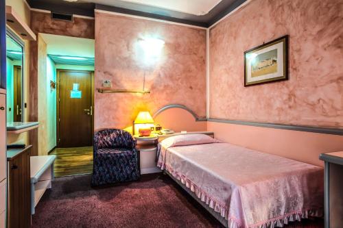 1 double bed, 1 twin bed