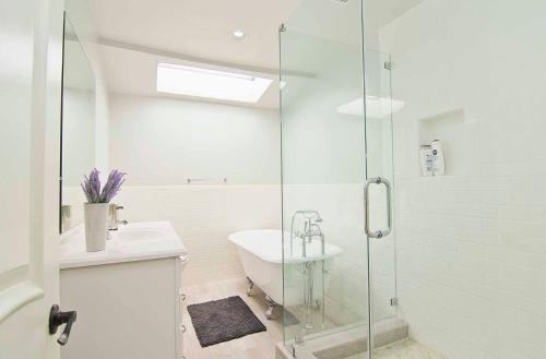 Hollywoods Garden Paradise at World Artists Living in Los Angeles, USA