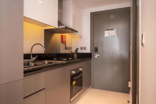 Luton Vacation Homes - Damac Maison Prive Studio, Canal View, Dubai - 16AB03, Дубай (фото 7)