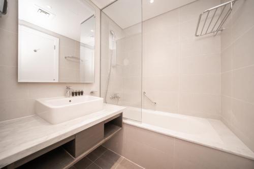 Luton Vacation Homes - Damac Maison Prive Studio, Canal View, Dubai - 16AB03, Дубай (фото 9)