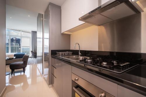 Luton Vacation Homes - Damac Maison Prive Studio, Canal View, Dubai - 16AB03, Дубай (фото 8)
