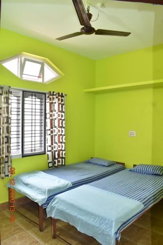 2 twin beds