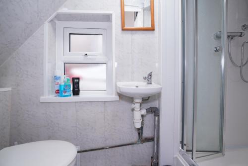HAGLEY WEST HOUSE, 5 bedrooms with 7 BEDS, 3x doubles beds, 4x singles beds,2 toilets,2 bathrooms, s