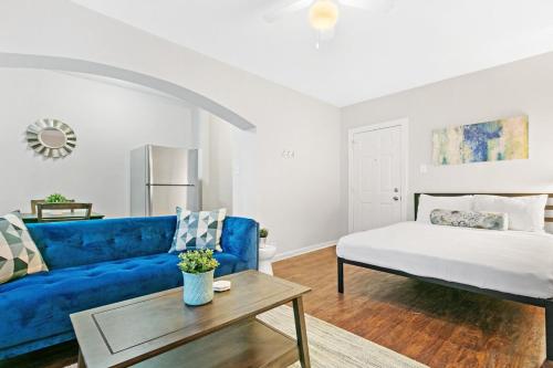 Prime Location! Easy Transport Loyola University - image 2