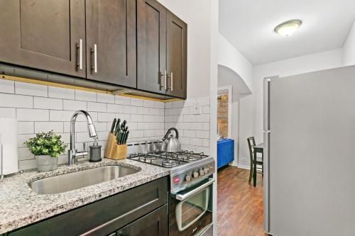 Prime Location! Easy Transport Loyola University - image 3
