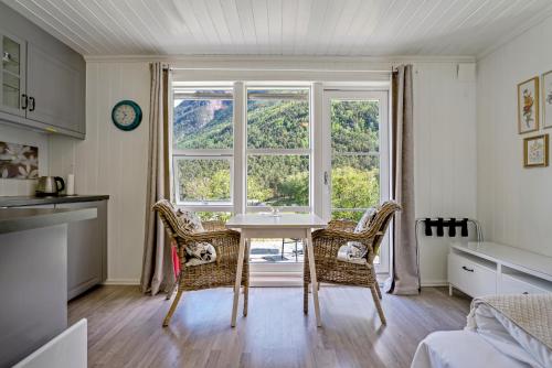 Huse Gjestegard in Kinsarvik