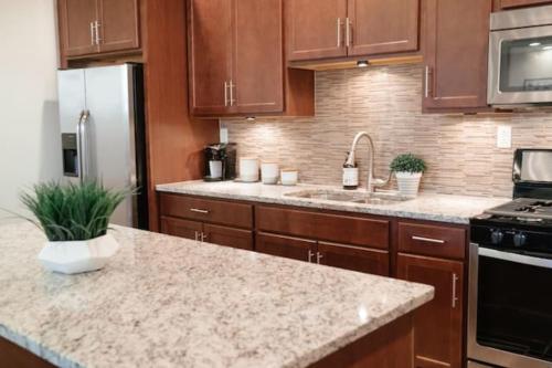 Spacious 2BR Apt plus Free Indoor Garage Parking - image 2