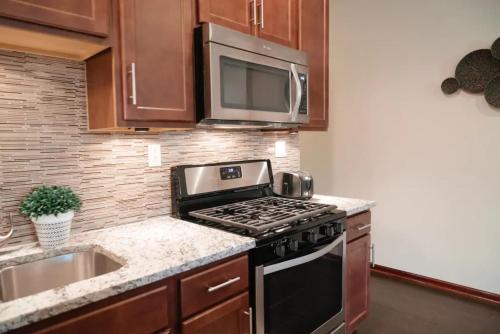 2BR Airy & Tidy Apt with Free Covered Parking - Central Modern in เดียร์ฟิลด์ (IL)