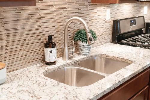 2BR Airy & Tidy Apt with Free Covered Parking - Central Modern in เดียร์ฟิลด์ (IL)