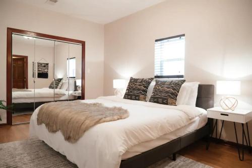 2BR Airy & Tidy Apt with Free Covered Parking - Central Modern in เดียร์ฟิลด์ (IL)