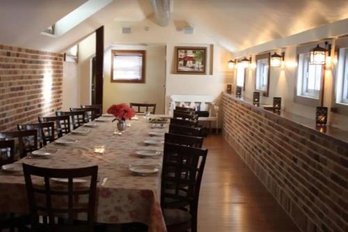 2BR Airy & Tidy Apt with Free Covered Parking - Central Modern in เดียร์ฟิลด์ (IL)