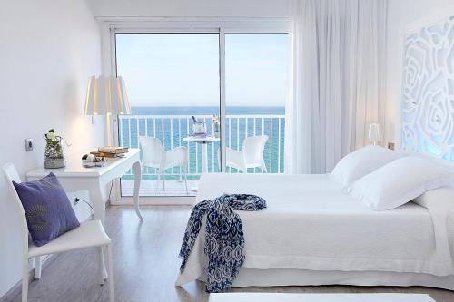 Family Room with Sea View and Balcony