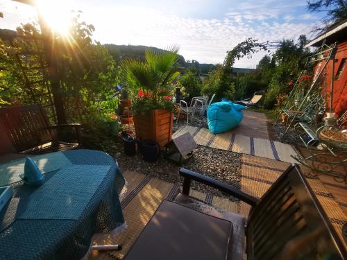 Ferienhaus mit riesen Garten, drei Terrassen, toller Aussicht am Waldrand, auch als Monteur-Wohnung