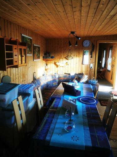 Ferienhaus mit riesen Garten, drei Terrassen, toller Aussicht am Waldrand, auch als Monteur-Wohnung