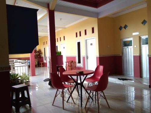 Hostel TARUNA in Genteng