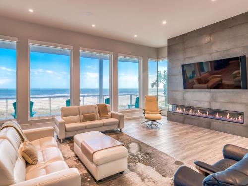 Oceanfront Designer Masterpiece - Rooftop Hot Tub home - main image
