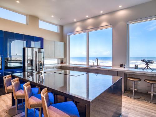Oceanfront Designer Masterpiece - Rooftop Hot Tub home - image 4