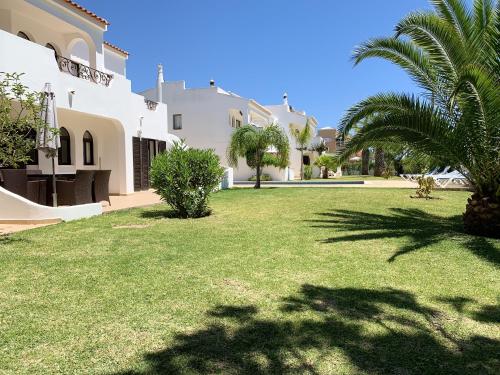 ทัศนียภาพภายนอกโรงแรม, Charming House in Carvoeiro + Pool in วาเล เด เซนเตียเนส