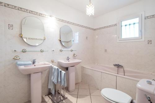 Bathroom, Maison chaleureuse Saint-Cyr-sur-le-Rhone in Other