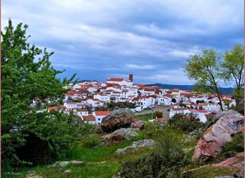 House with 4 bedrooms in Encinasola with wonderful mountain view and furnished terrace - image 6