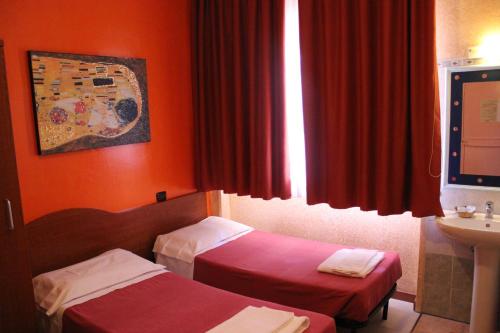 Hotel America - image 12