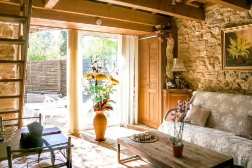 Maison d'une chambre avec piscine partagee terrasse amenagee et wifi a Pougnadoresse