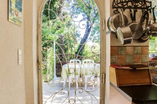 Maison d'une chambre avec piscine partagee terrasse amenagee et wifi a Pougnadoresse