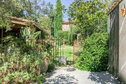 Maison d'une chambre avec piscine partagee terrasse amenagee et wifi a Pougnadoresse