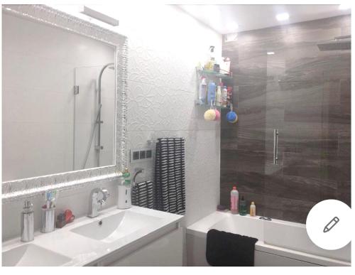 Fürdőszoba, Modern apartment with jacuzzi and city view, Almería, 80 m² (Modern apartment with jacuzzi and city view, Almeria, 80 m²) in La Loma