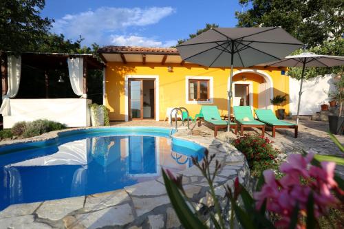 2 bedrooms villa with private pool furnished terrace and wifi at hrvatska 3 km away from the beach