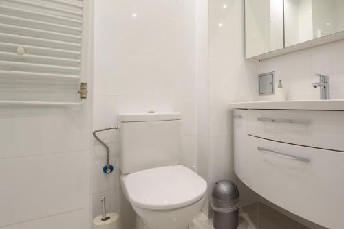 One-Bedroom Apartment image 5