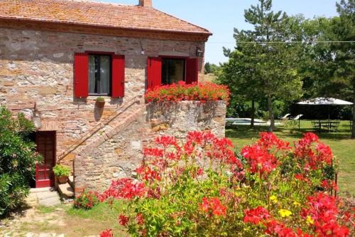 2 bedrooms house with shared pool enclosed garden and wifi at Trequanda