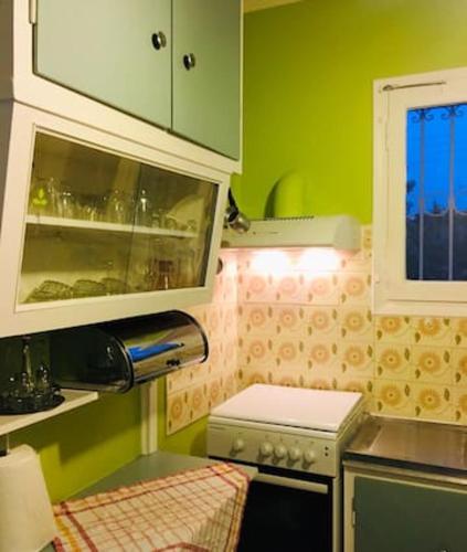 Kitchen, 2 bedrooms appartement with enclosed garden and wifi at Dilesi in Dhilesi