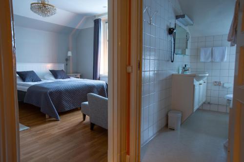3 twin beds