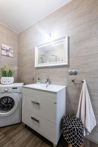 Victus Cozy Apartment with Underground Parking by Noclegi Renters - image 2