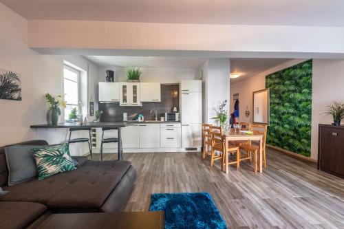 Victus Cozy Apartment with Underground Parking by Noclegi Renters - image 3
