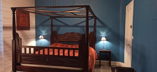1 queen bed, 2 bunk beds
