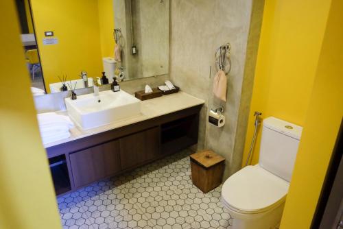 room detail thumbnail 2