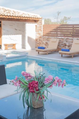  M & S Villa - 3 bedroom villa with heated pool in Pastida