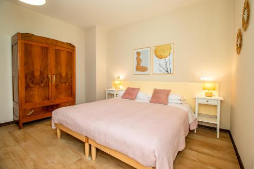 1 king bed, 1 twin bed