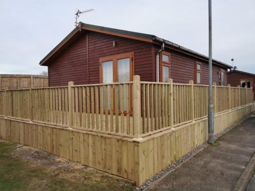 2 Bed Cabin - Sleeps 4 - Pets - 5 min to Beach, Bridlington (zdjęcie 6)