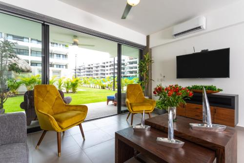 Right in the heart of Nuevo Vallarta! New and modern condo close to beaches, restaurants and more