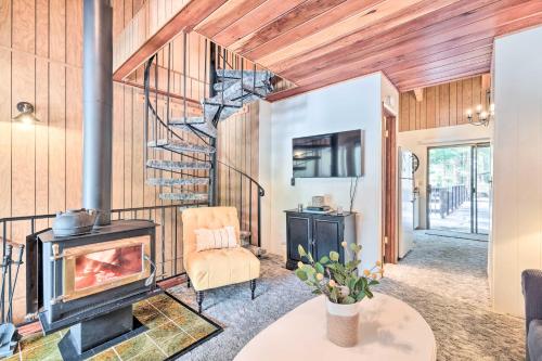 . Pinecrest Retreat with Fireplace!