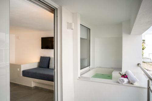 room detail thumbnail 2