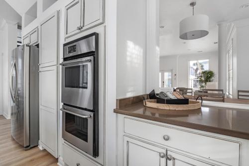 Stunning Large Home With Carriage House and Private Pool 5Mn Walk to Beach Hot Tub and BBQ Pets Welcome - image 8