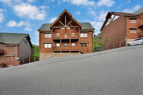 Gorgeous Large Cabin With Hot Tub Games and 5430 Sq Ft of Ultimate Family Fun Pets Welcome - image 3